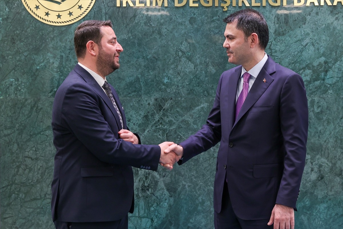 Türkiye İşçi Partili (TİP) Hatay Samandağ Belediye Başkanı Emrah Karaçay (solda), Çevre...