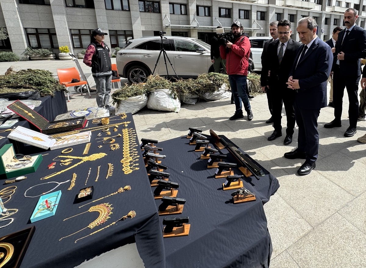 Türkiye, İspanya, Almanya, Hollanda ve Belçika'da eş zamanlı gerçekleştirilen "Orkinos-Bulut"...