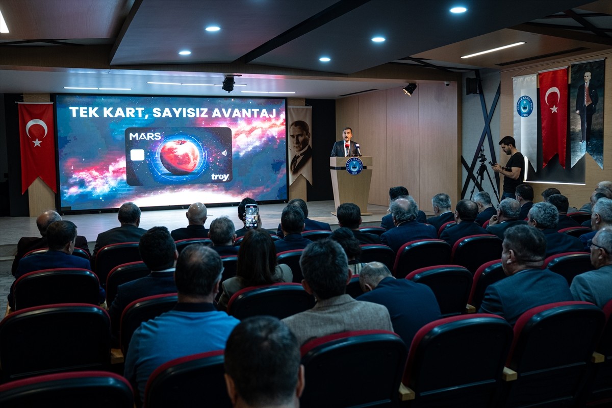 Türkiye Kamu-Sen Genel Başkanı Önder Kahveci, sendikanın genel merkezinde düzenlenen tanıtım...