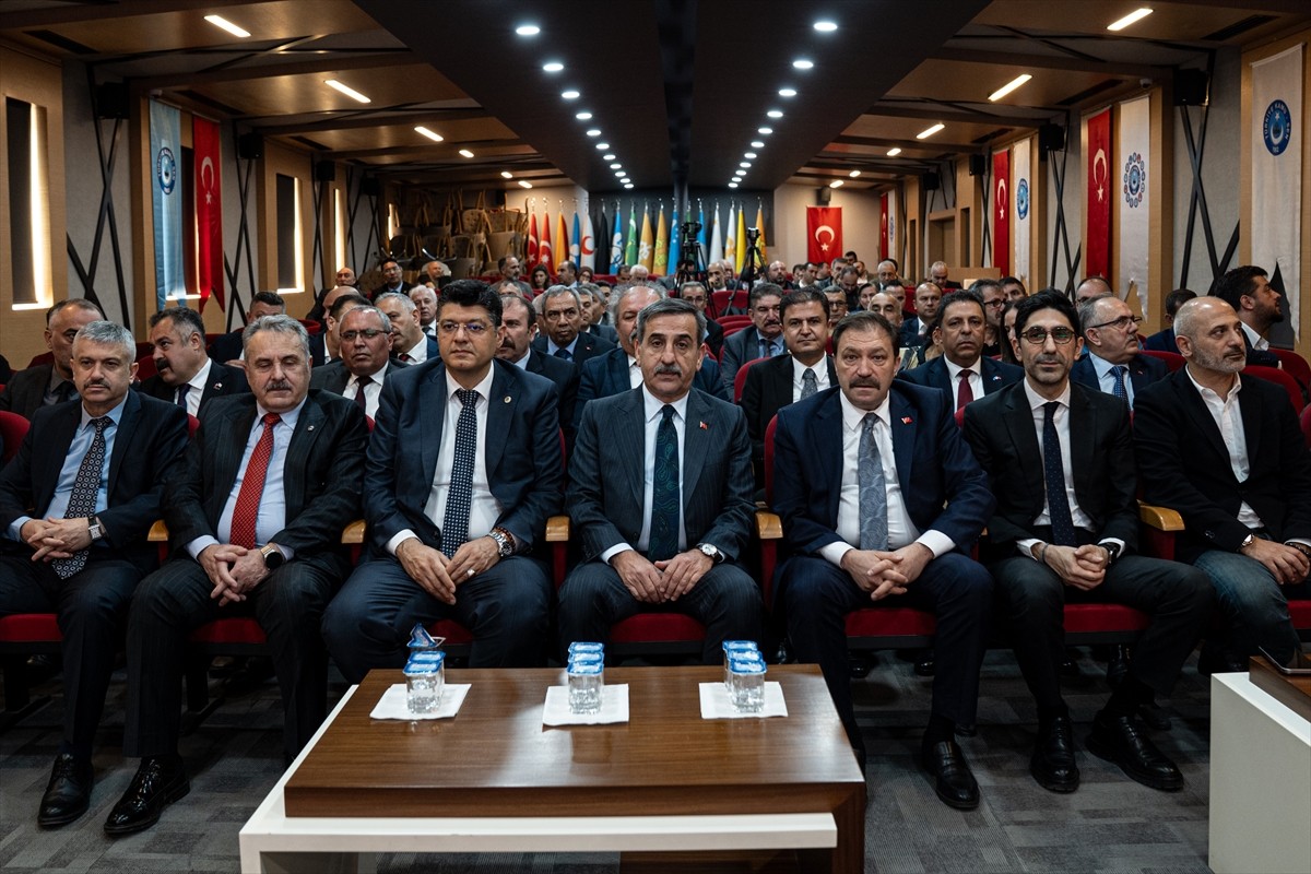 Türkiye Kamu-Sen Genel Başkanı Önder Kahveci, sendikanın genel merkezinde düzenlenen tanıtım...