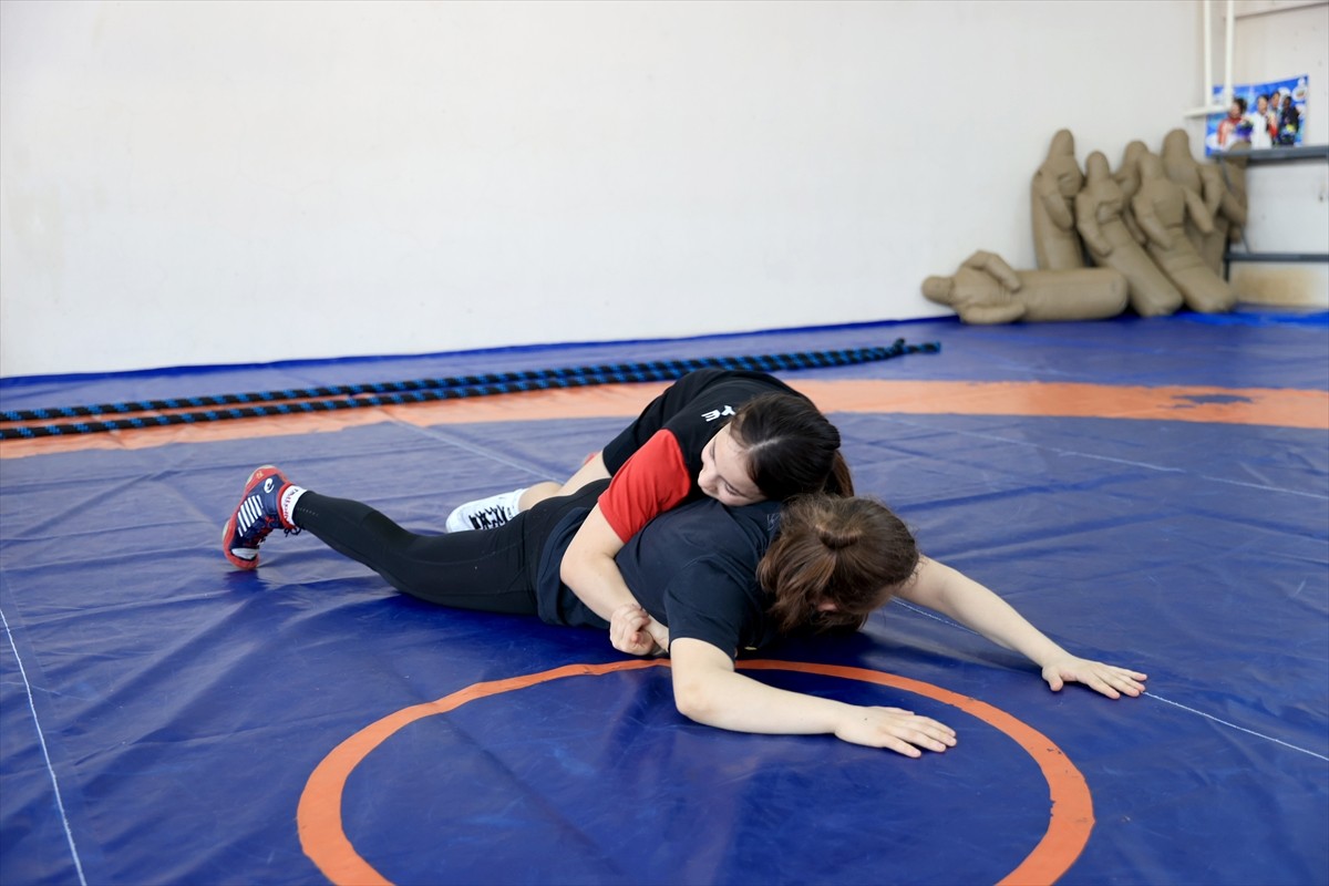 Türkiye Olimpiyat Hazırlık Merkezi'nde (TOHM) çalışmalarını sürdüren kadın milli güreşçiler bu...