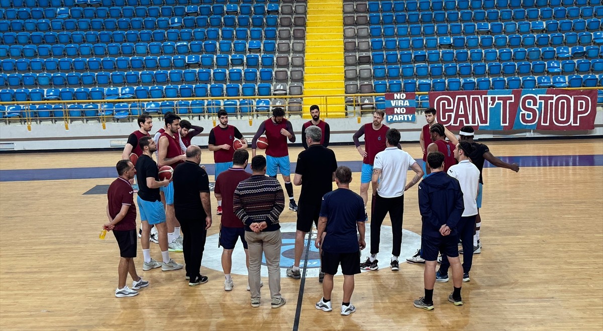 Türkiye Sigorta Türkiye Basketbol Ligi'nde bitime üç hafta kala bir puan farkla lider olan...