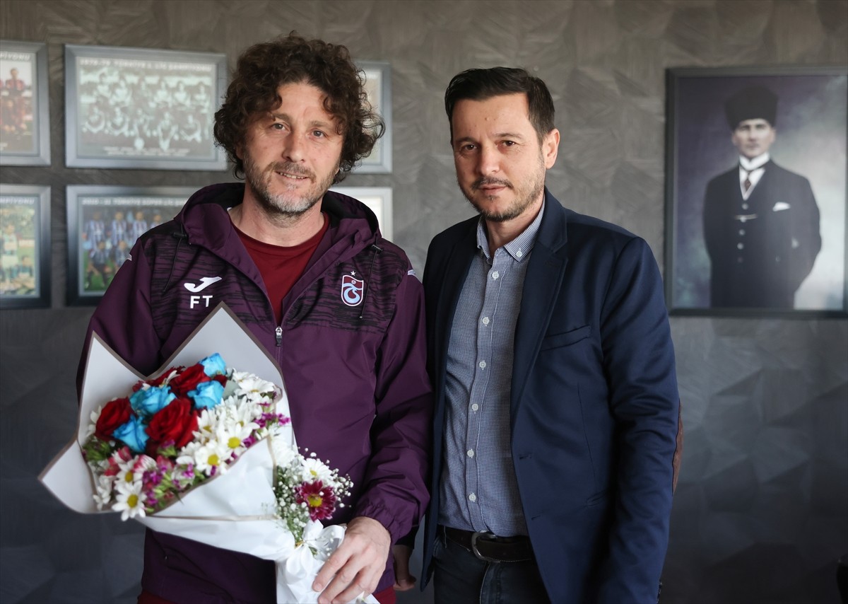 Türkiye Spor Yazarları Derneği (TSYD) Trabzon Şube Başkanı Selçuk Kılıç (sağ 4) ve yönetim kurulu...