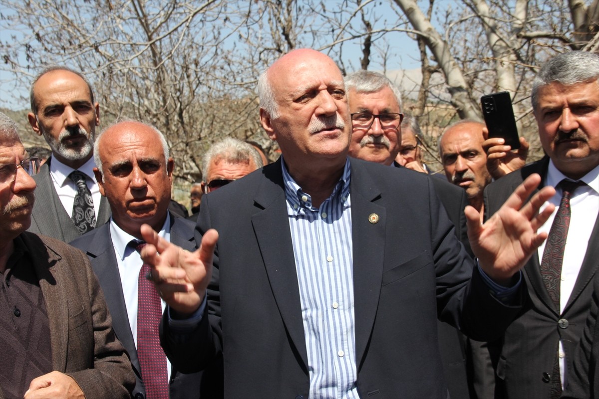 Türkiye Ziraat Odaları Birliği (TZOB) Genel Başkanı Şemsi Bayraktar (sağ 2), Adıyaman'ın Besni ve...