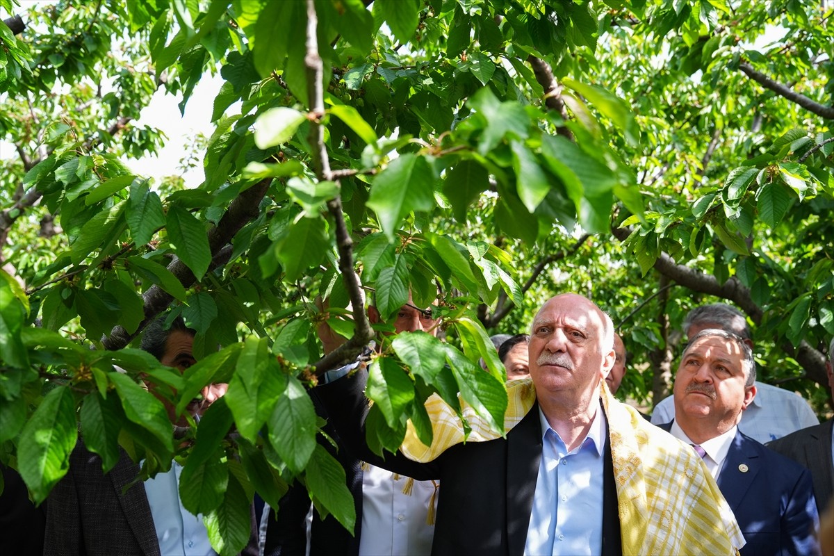Türkiye Ziraat Odaları Birliği (TZOB) Genel Başkanı Şemsi Bayraktar (sağ 2), İzmir'in Kemalpaşa...