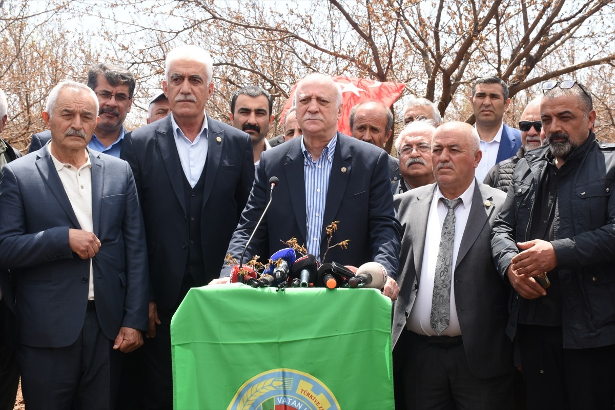 Türkiye Ziraat Odaları Birliği (TZOB) Genel Başkanı Şemsi Bayraktar (sağ 2), Malatya'da zirai...