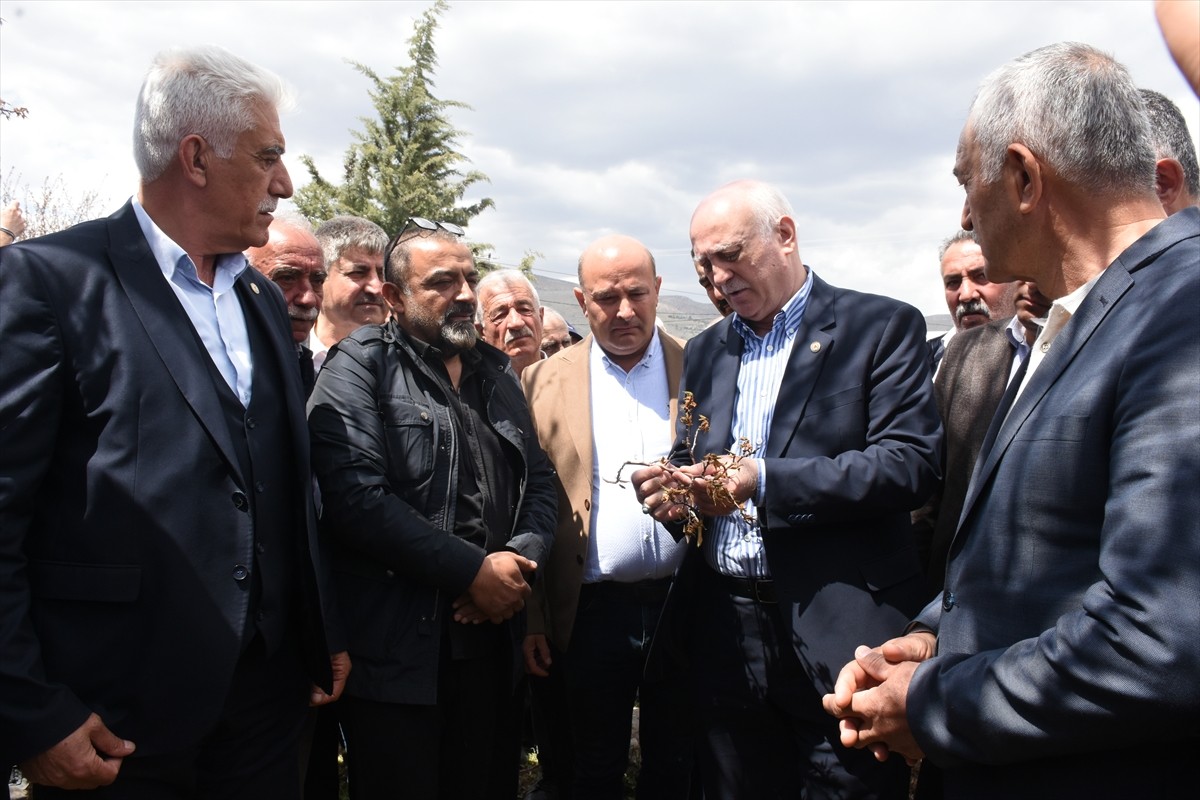 Türkiye Ziraat Odaları Birliği (TZOB) Genel Başkanı Şemsi Bayraktar (sağ 2), Malatya'da zirai...