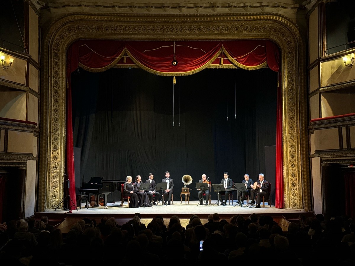 Türkü, zeybek, film müziği gibi farklı müziklerden seçilen özel bir repertuvar, "Yeni Ses-Münir...