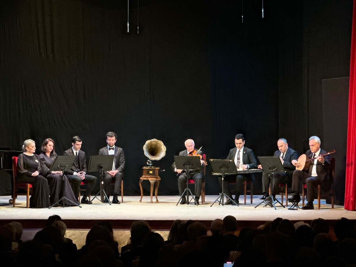 Türkü, zeybek, film müziği gibi farklı müziklerden seçilen özel bir repertuvar, "Yeni Ses-Münir...