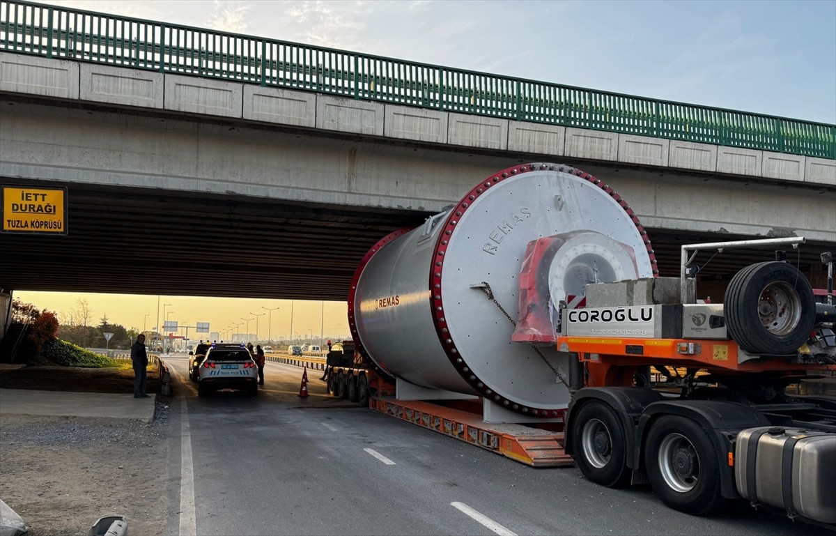Tuzla'da köprülü kavşaktaki güçlendirme çalışmaları nedeniyle D-100 kara yolu ile yan yol, Ankara...