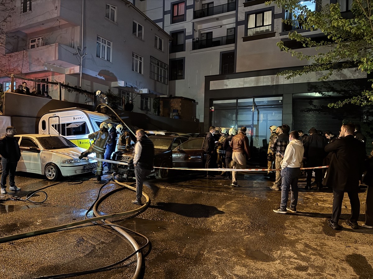 Tuzla'da, park halindeki cipte çıkarak 4 araç ile 1 karavana sıçrayan yangın söndürüldü. Olay yeri...