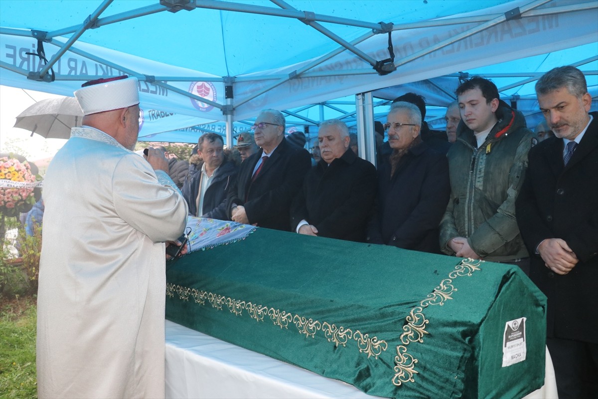 Ulaştırma ve Altyapı Bakanı Abdulkadir Uraloğlu (sağ 3), Bakan Yardımcısı Enver İskurt'un annesi...
