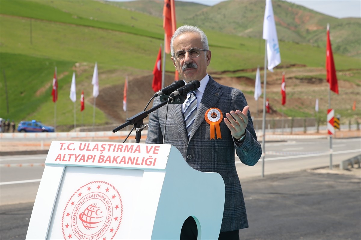 Ulaştırma ve Altyapı Bakanı Abdulkadir Uraloğlu, Siirt-Kurtalan Yolu ve Siirt Havaalanı Bağlantı...