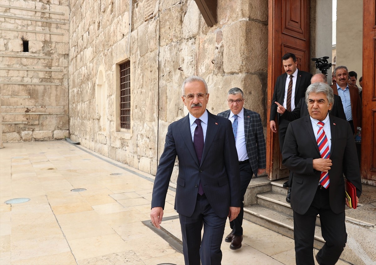 Ulaştırma ve Altyapı Bakanı Abdulkadir Uraloğlu (solda), Suriye'nin başkenti Şam'da Emevi...
