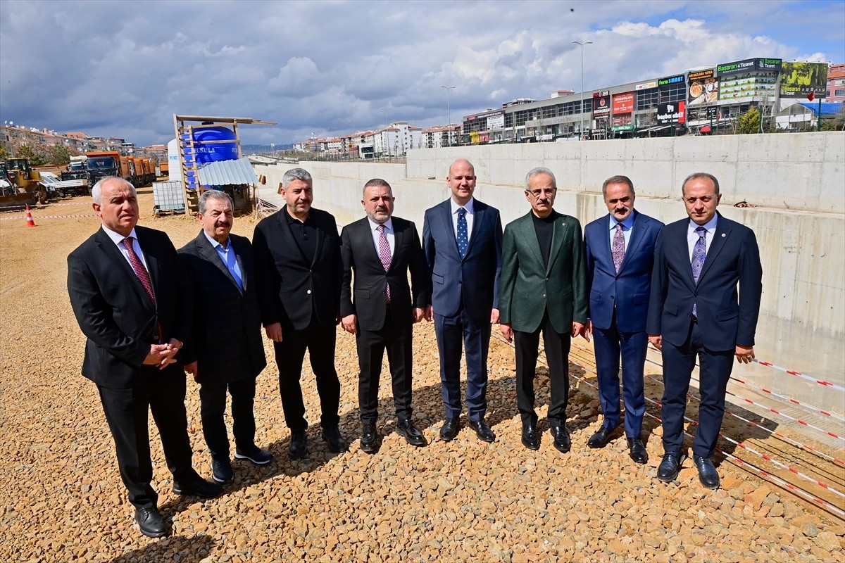 Ulaştırma ve Altyapı Bakanı Abdulkadir Uraloğlu, yapım çalışmaları devam eden Sincan Organize...