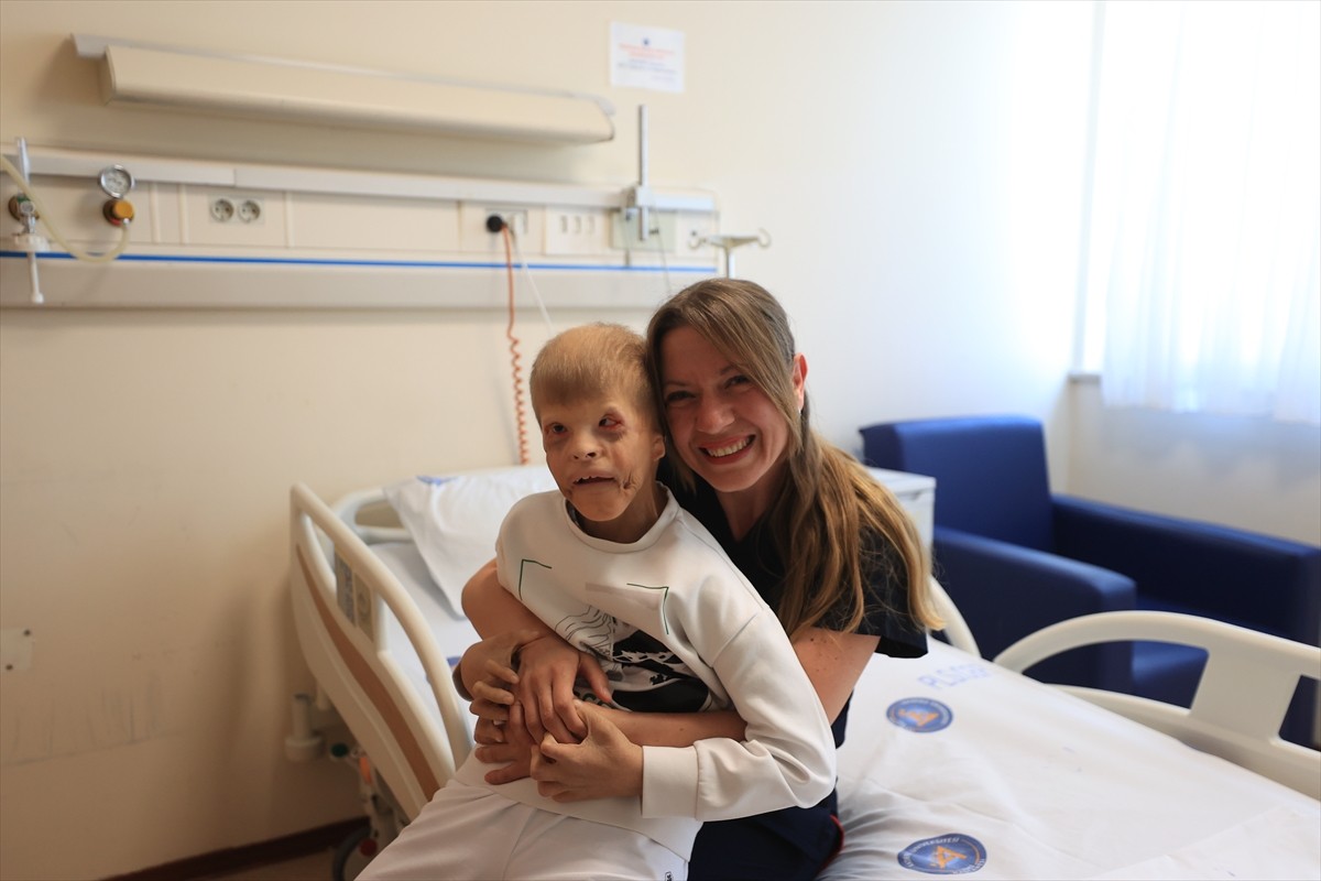 Ülkesindeki savaş nedeniyle 3 yıl önce tedavisi amacıyla Türkiye'ye getirilen 10 yaşındaki...