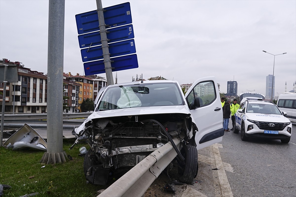 Ümraniye'de kontrolden çıkarak bariyerlere saplanan araçtaki 2 kişi yaralandı. İhbar üzerine olay...