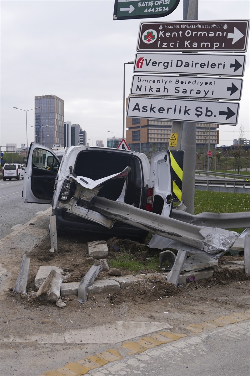 Ümraniye'de kontrolden çıkarak bariyerlere saplanan araçtaki 2 kişi yaralandı. İhbar üzerine olay...