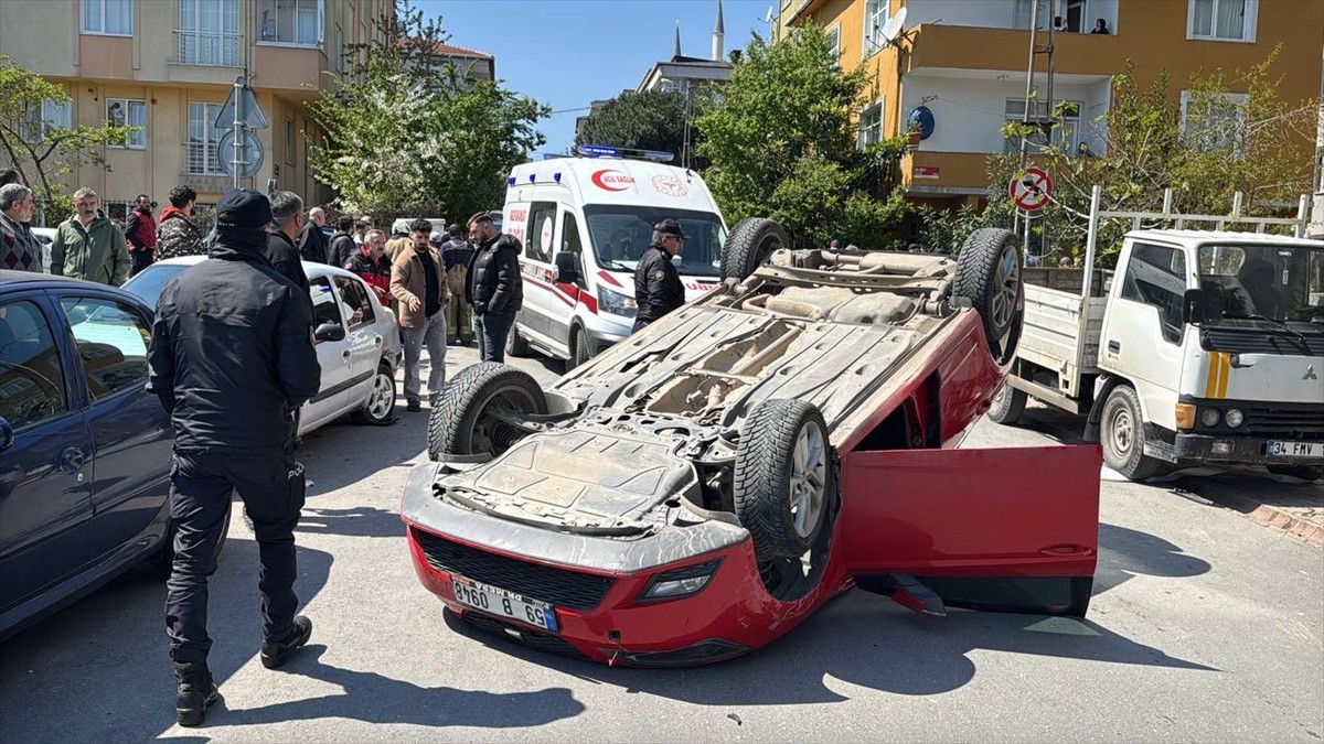Ümraniye'de otomobil ile motosikletin çarpışması sonucu 3 kişi yaralandı. İhbar üzerine bölgeye...
