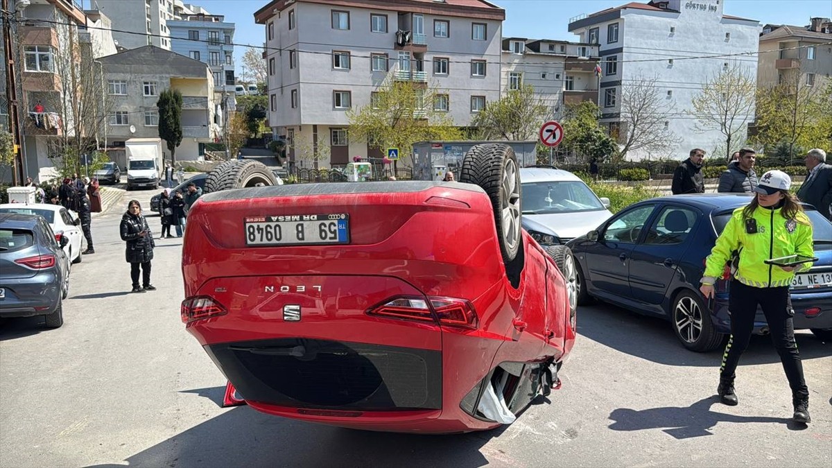 Ümraniye'de otomobil ile motosikletin çarpışması sonucu 3 kişi yaralandı. İhbar üzerine bölgeye...