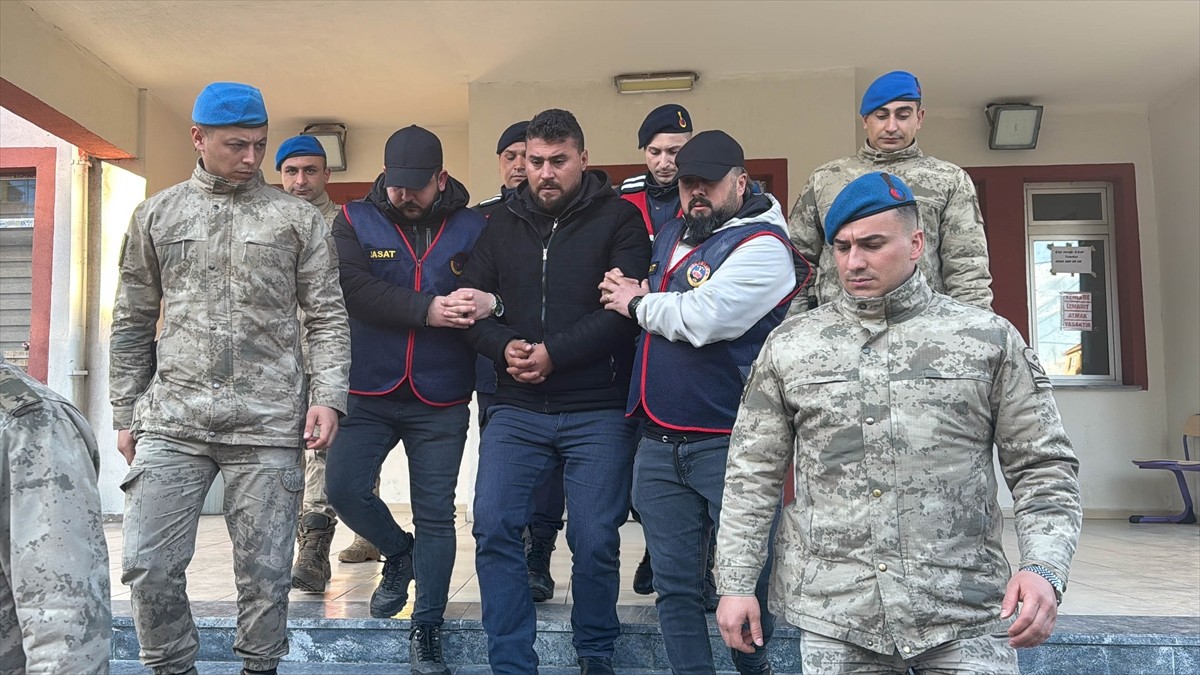 Uşak'ın Banaz ilçesinde bir kişinin ölümüne ilişkin gözaltına alınan 4 şüpheliden 1'i...