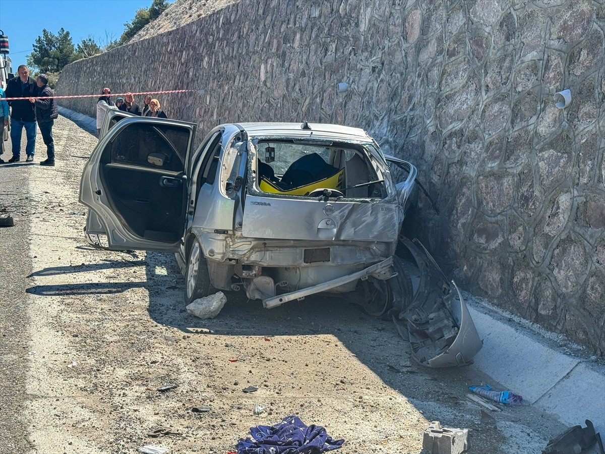 Uşak'ın Ulubey ilçesinde, iki otomobilin çarpışması sonucu karı koca hayatını kaybetti, 3 kişi...
