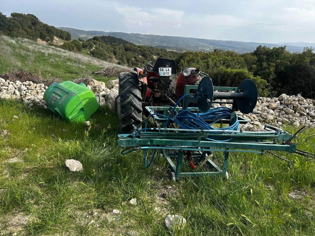 Uşak'ta traktörüyle tarlasında çalışırken ilaçlama makinesini kontrol etmek için araçtan inen...