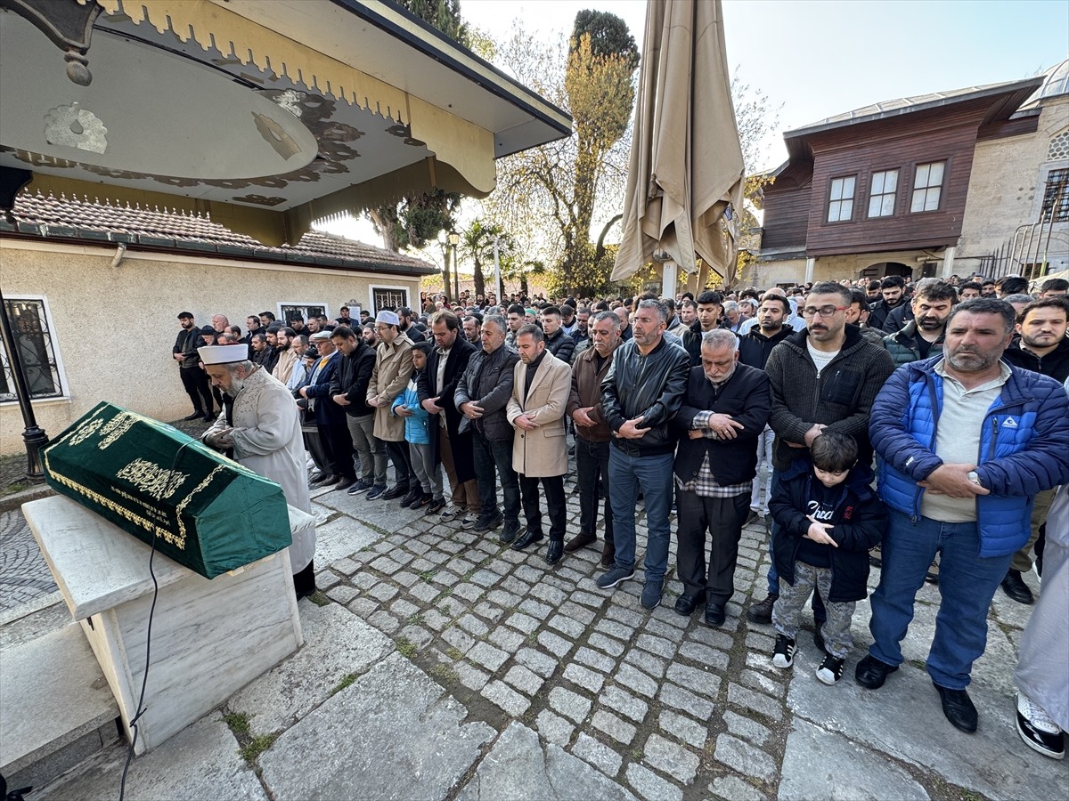 Üsküdar'da komşusu tarafından bıçaklanarak öldürülen Kenan Hamarat için Atik Valide Camisi'nde...