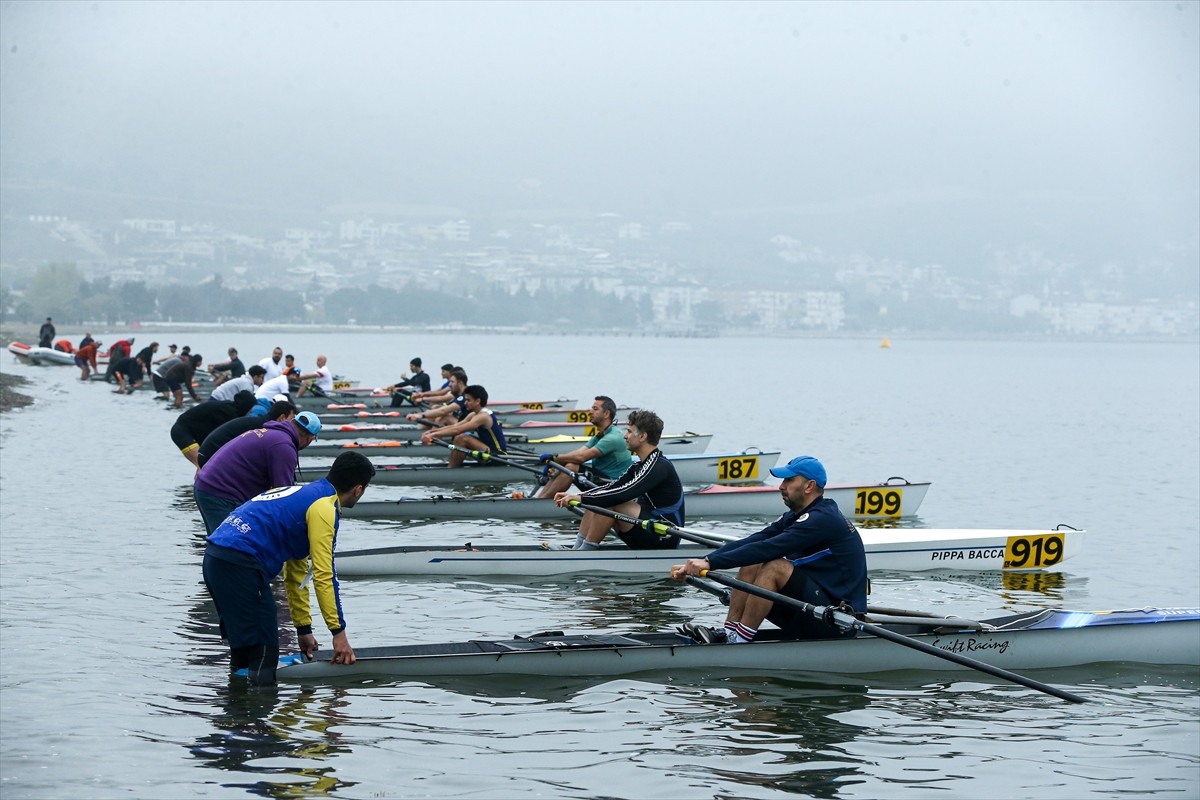 Uzun Mesafe Deniz Küreği Türkiye Şampiyonası, Bursa'nın Gemlik ilçesinde başladı. Gemlik Kumsaz...