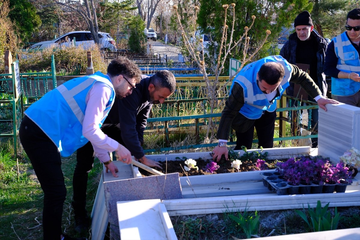 Van'da AK Parti Gençlik Kolları üyeleri, Şehitler Haftası dolayısıyla şehit kabirlerinde temizlik...