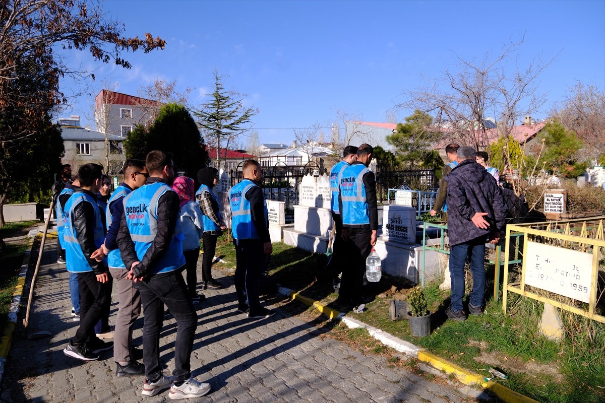 Van'da AK Parti Gençlik Kolları üyeleri, Şehitler Haftası dolayısıyla şehit kabirlerinde temizlik...