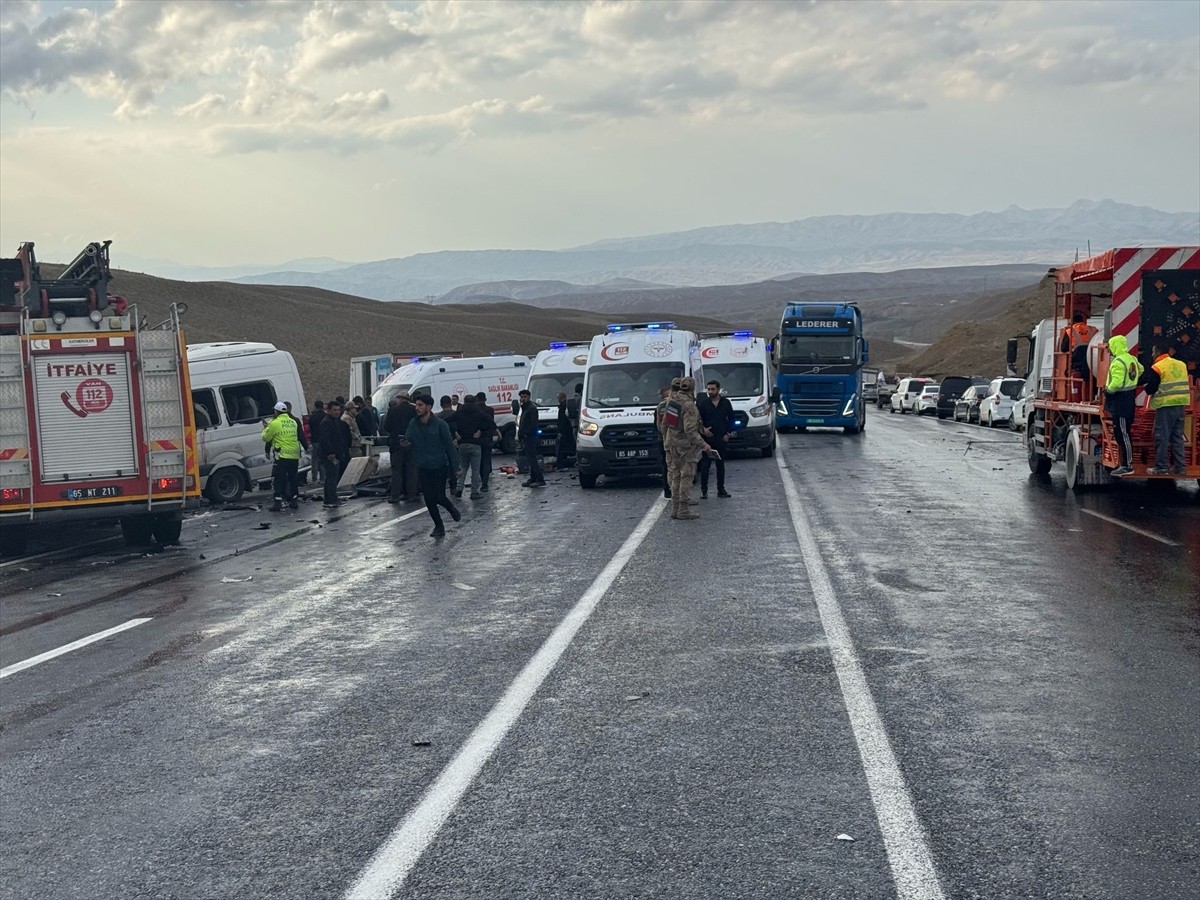 Van'da minibüsle kapalı kasa kamyonetin çarpıştığı kazada ölü ve yaralıların olduğu bildirildi....