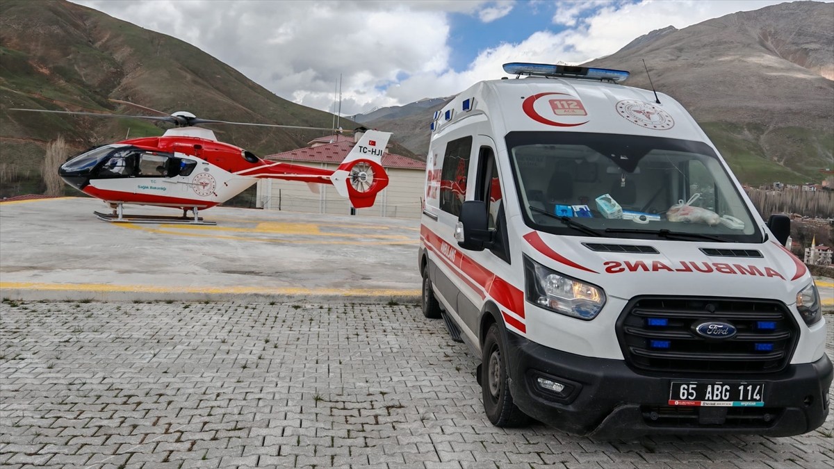 Van'ın Bahçesaray ilçesinde rahatsızlanan hamile kadın, ambulans helikopterle Van Eğitim ve...