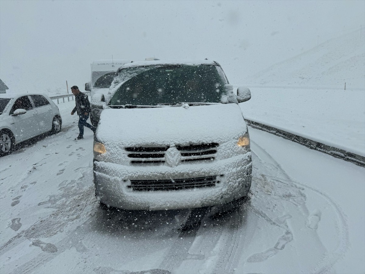 Van'ın Başkale ilçesinde kar yağışı nedeniyle bazı araçlar yolda kaldı.