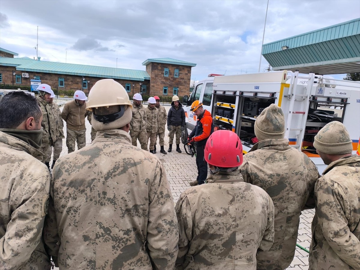 Van'ın Gürpınar ilçesindeki güvenlik korucularına arama kurtarma eğitimi verildi.