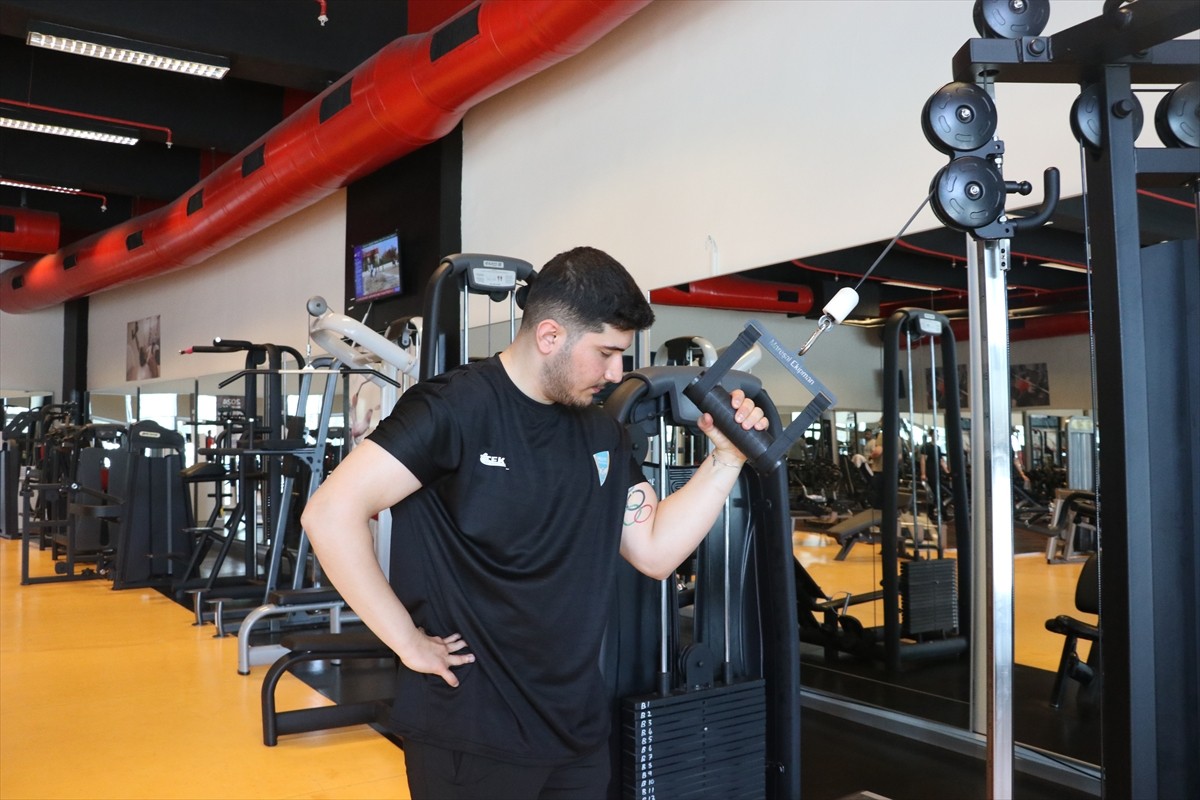 Vücut geliştirme sporcusu ağabeyini yenerek bilek güreşine başlayan para milli bilek güreşçi...