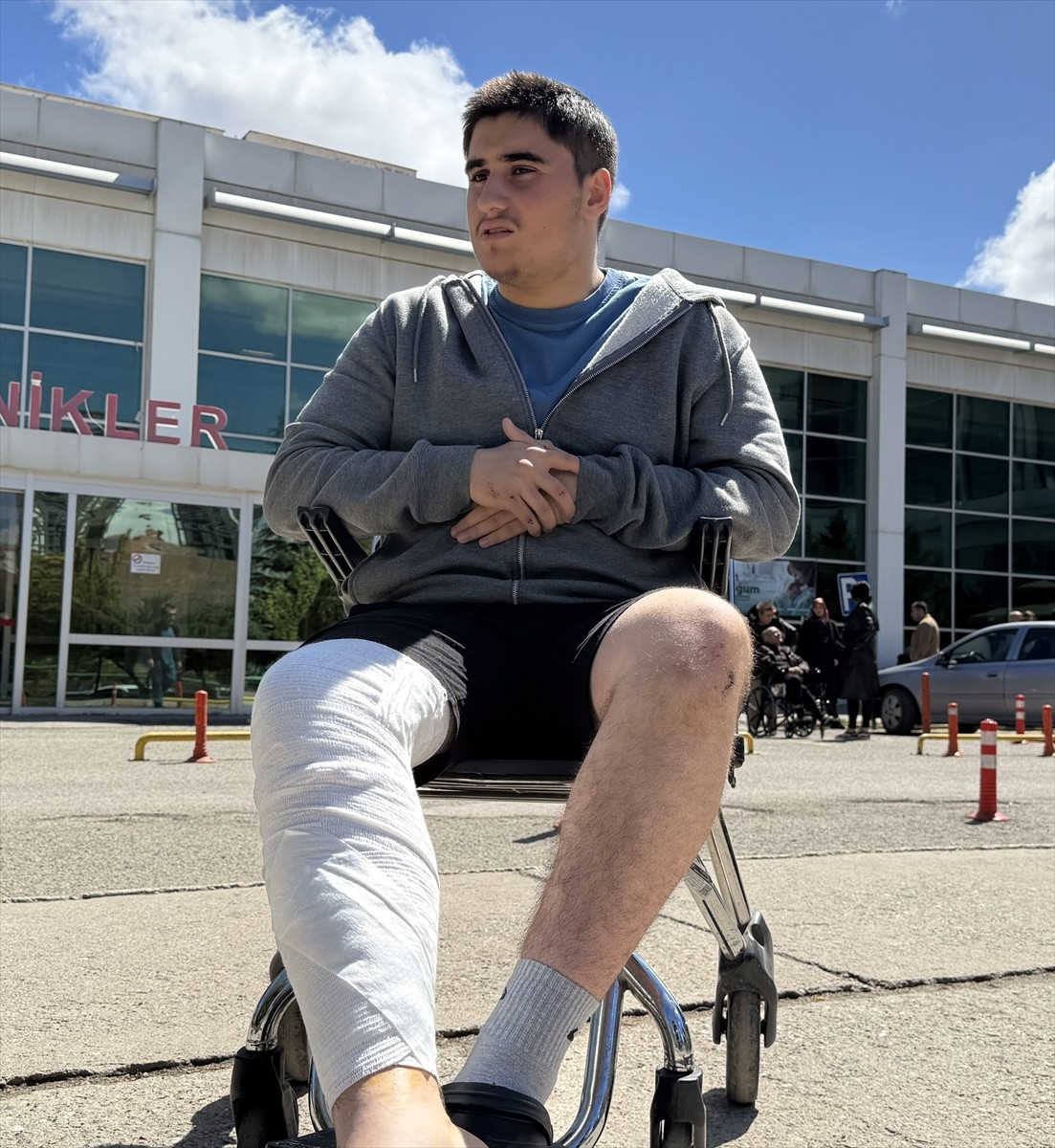 Yahşihan Belediyesi sınırlarındaki Kırıkkale Üniversitesi yerleşkesinde sahipsiz köpeklerin...