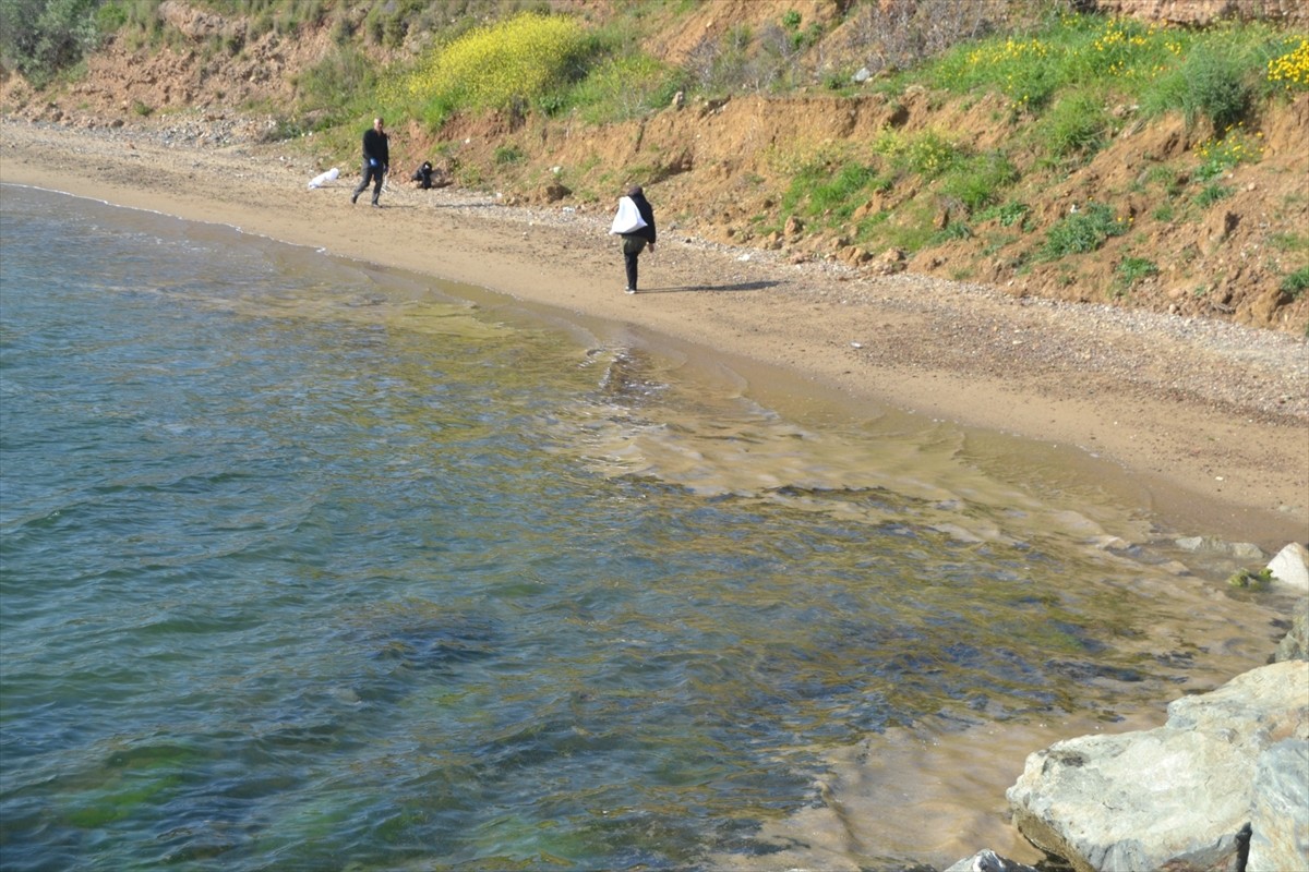 Yalova'nın Armutlu ilçesi kıyılarında deniz yüzeyinde müsilaj görüldü. Marmara Denizi'nde farklı...