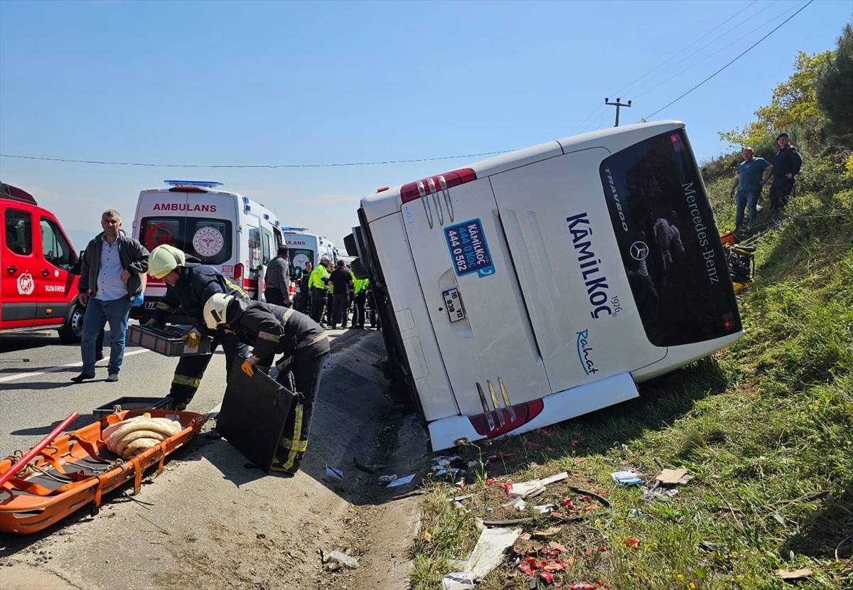 Yalova-Bursa kara yolunda yolcu otobüsünün devrilmesi sonucu ilk belirlemelere göre 1 kişi öldü, 2...