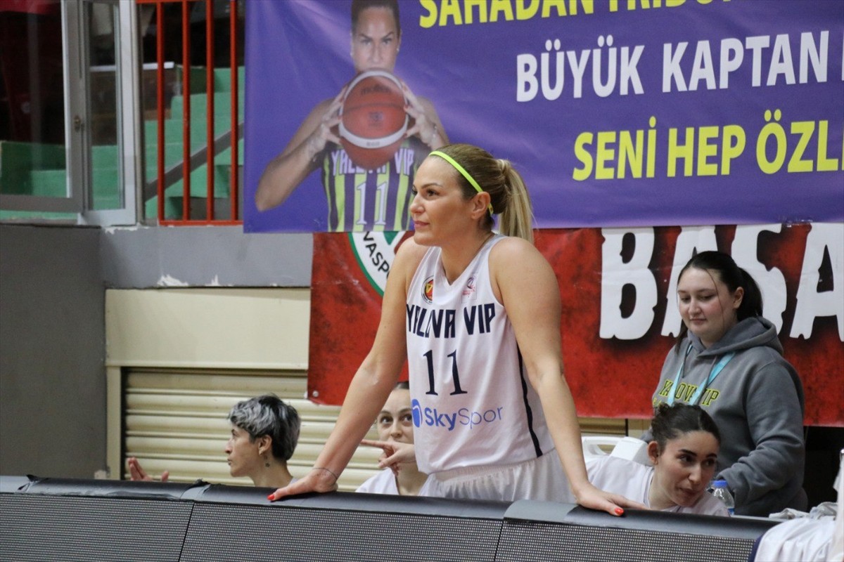 Yalova VİP Kadın Basketbol Takım'ın kaptanı Nazlı Güler (11), 42 yaşında aktif basketbolculuk...