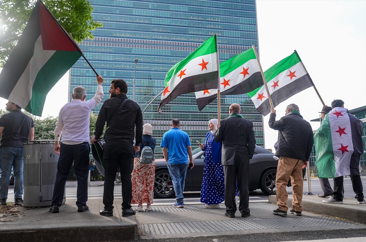 Yeni Suriye bayrağı, New York'taki Birleşmiş Milletler (BM) merkezinde üye ülkelerin bayraklarıyla...