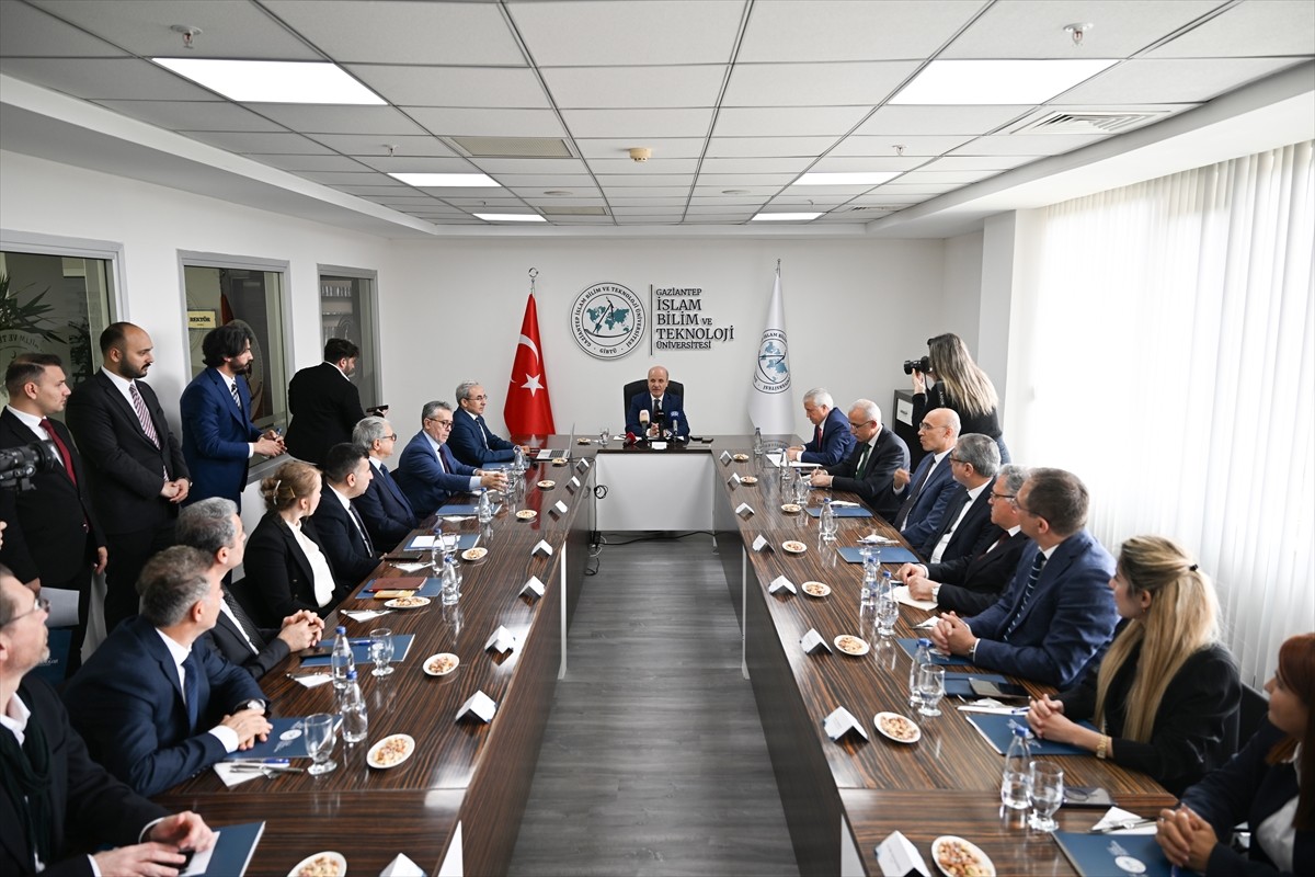 Yükseköğretim Kurulu (YÖK) Başkanı Prof. Dr. Erol Özvar (ortada), Gaziantep İslam Bilim ve...