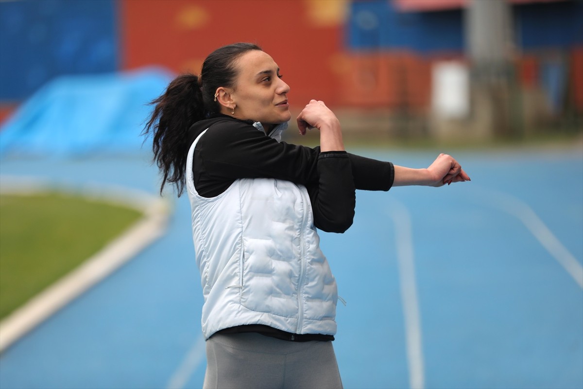 Zonguldak'ta beden eğitimi öğretmeninin tavsiyesiyle başladığı atletizmde Türkiye şampiyonlukları...