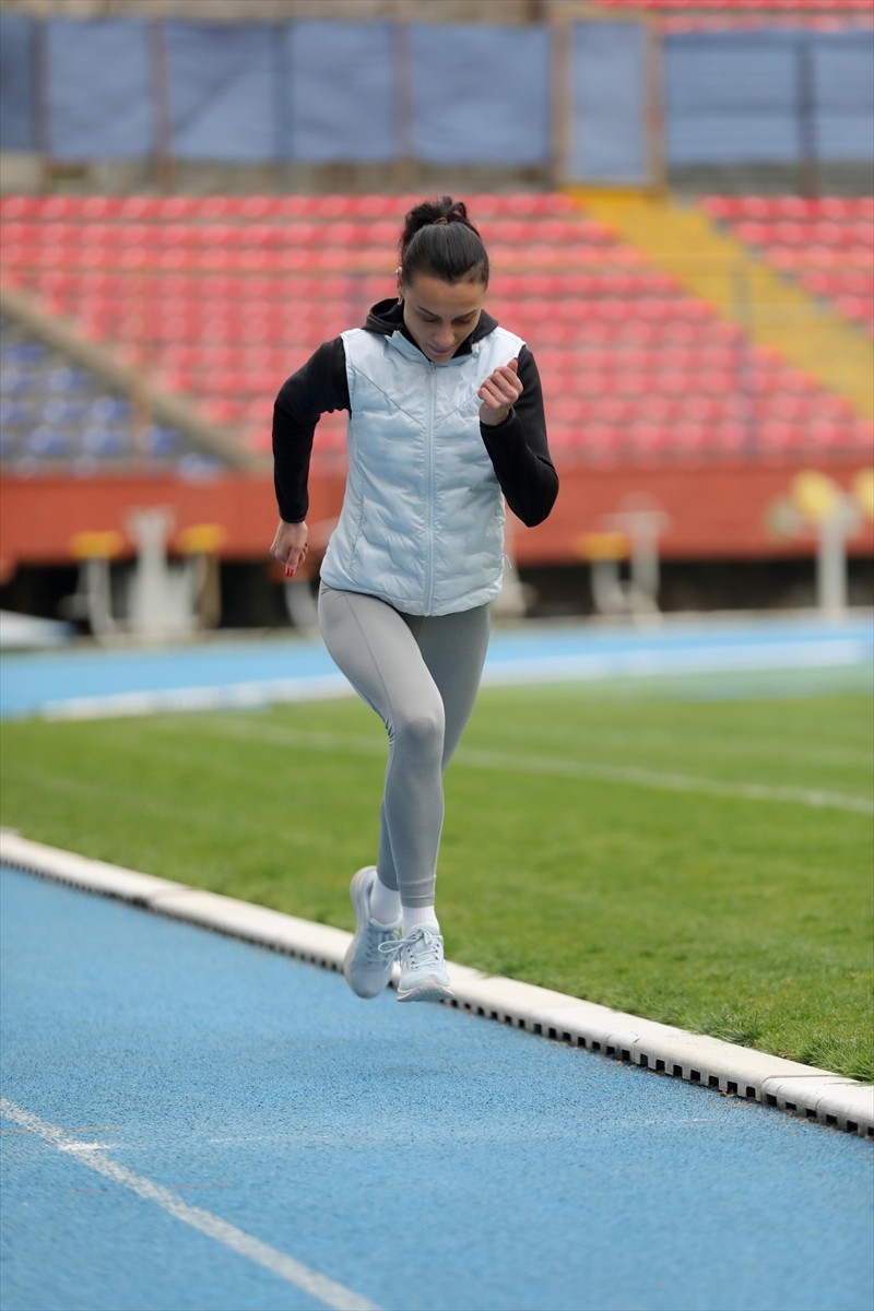 Zonguldak'ta beden eğitimi öğretmeninin tavsiyesiyle başladığı atletizmde Türkiye şampiyonlukları...