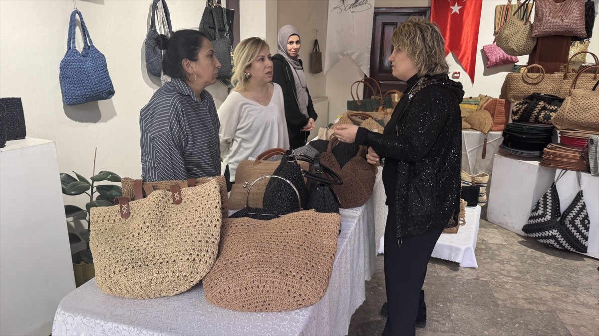 Zonguldak'ta internetten hasır çanta yapımını öğrenen ev hanımı Necla Özçelik (sağda), kendi...