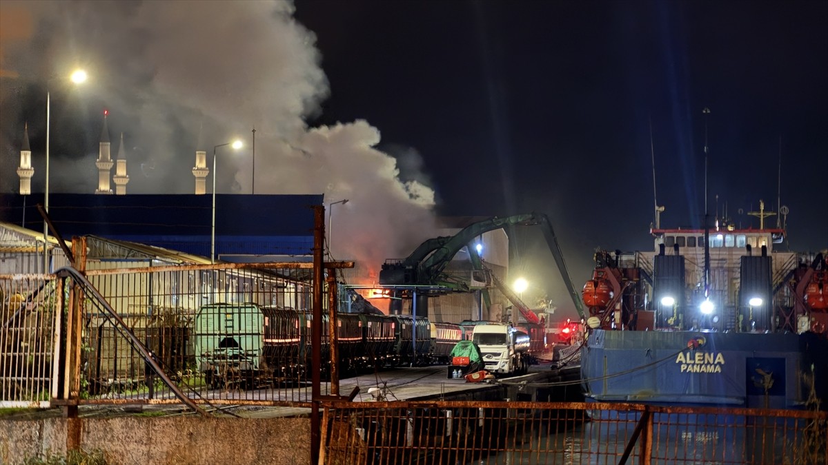 Zonguldak'ta, Türkiye Taşkömürü Kurumuna (TTK) ait liman sahasında iş makinesinin alev alması...