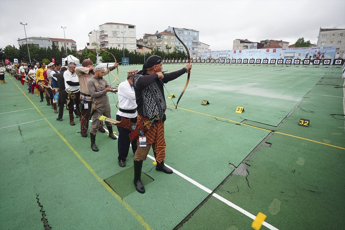 13. Uluslararası Fetih Kupası Okçuluk Vakfı Tesisleri'nde başladı. Organizasyonun ilk gününde...