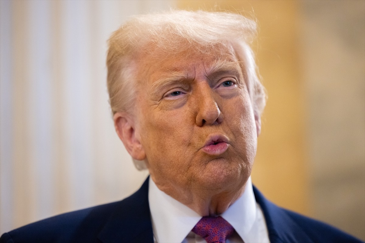 ABD Başkanı Donald Trump (sağda), Cumhuriyetçilerle toplantı öncesinde Kongre binasının girişinde...