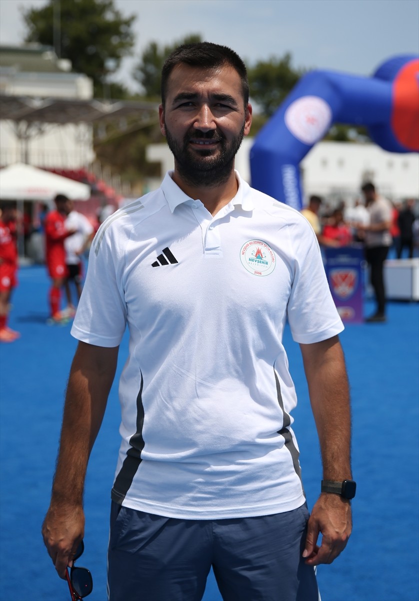 Açık Alan Hokeyi Kadınlar ve Erkekler Süper Ligi'nde şampiyon olan takımların kaptanları ve...