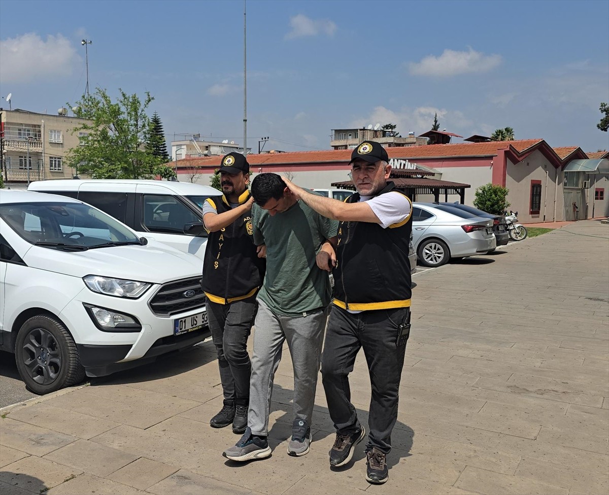 Adana'da davetli gibi katıldığı iki düğündeki takı merasiminde, gelin ve damatlar için kutuya...